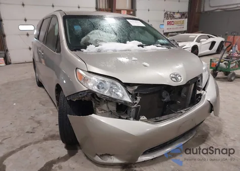 2017 Toyota Sienna Le 8 Passenger z USA, uszkodzony, nr VIN 5TDKZ3DC3HS825432